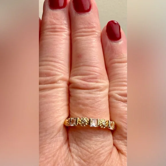 Ring - size 8-8.25 - gold tone w/ clear crystals - tiny daisies - New! BOGO - Picture 2 of 10